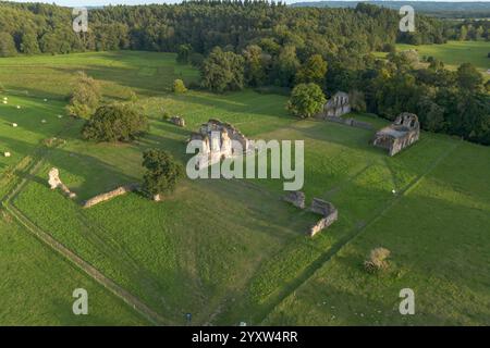 Aus der Vogelperspektive der Waverley Abbey, der ersten Zisterzienserabtei in England, in der Nähe von Farnham, Surrey, Großbritannien. Stockfoto