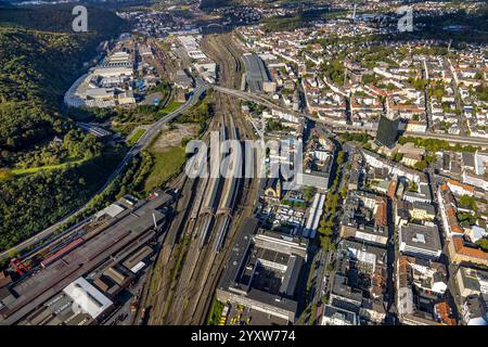 Luftaufnahme, Hauptbahnhof Hbf mit überdachten Bahnsteigen und Bahnhofsvorplatz, Marktstände auf dem Vorplatz, Innenstadt, Hagen, Ruhrgebiet, Nordrhein Stockfoto