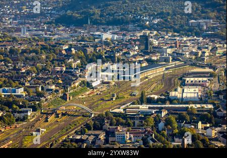 Luftaufnahme, Güterzüge und Brücke Fuhrparkstraße über die Bahngleise am Hauptbahnhof, hinter dem Gebäude des ehemaligen Güterumschlags Stockfoto