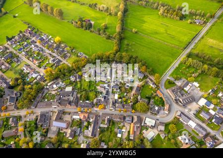 Luftaufnahme, Wohnsiedlung Zingelstraße und Hauptstraße mit evangelischer Ringenberger Kirche, Hamminkeln, Niederrhein, Nordrhein-Westfalen, Deutschland Stockfoto