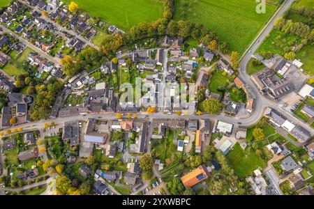 Luftaufnahme, Wohnsiedlung Zingelstraße und Hauptstraße mit evangelischer Ringenberger Kirche, Hamminkeln, Niederrhein, Nordrhein-Westfalen, Deutschland Stockfoto