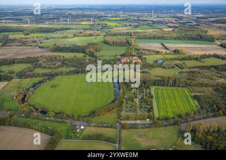 Aus der Vogelperspektive, Schloss Oberwerries umgeben von grünen Wiesen und Feldern, Lippe Mäander und Lippe Aue, Fernsicht mit Windrädern, UE Stockfoto