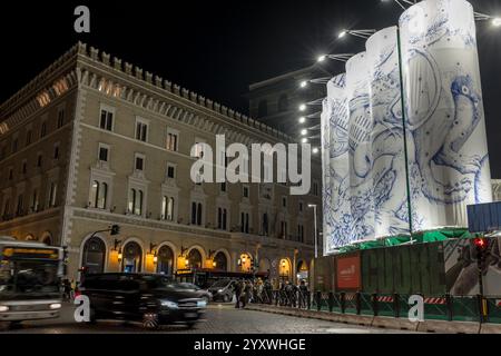 Rom, . Dezember 2024. 12/17/2024 Rom. Konstellationen von Rom, sagt der Titel der monumentalen Intervention, die Pietro Ruffo auf den zehn Silos unterzeichnet hat, die auf der Piazza Venezia die Baustelle der U-Bahn-Archäologie signalisieren. PS: Das Foto kann unter Berücksichtigung des Kontextes, in dem es aufgenommen wurde, verwendet werden, ohne dass die Verleumdung der vertretenen Personen diffamiert wird. Quelle: Unabhängige Fotoagentur/Alamy Live News Stockfoto