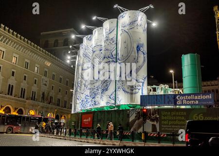 Rom, . Dezember 2024. 12/17/2024 Rom. Konstellationen von Rom, sagt der Titel der monumentalen Intervention, die Pietro Ruffo auf den zehn Silos unterzeichnet hat, die auf der Piazza Venezia die Baustelle der U-Bahn-Archäologie signalisieren. PS: Das Foto kann unter Berücksichtigung des Kontextes, in dem es aufgenommen wurde, verwendet werden, ohne dass die Verleumdung der vertretenen Personen diffamiert wird. Quelle: Unabhängige Fotoagentur/Alamy Live News Stockfoto