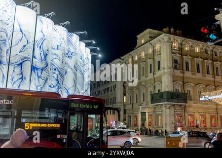 Rom, . Dezember 2024. 12/17/2024 Rom. Konstellationen von Rom, sagt der Titel der monumentalen Intervention, die Pietro Ruffo auf den zehn Silos unterzeichnet hat, die auf der Piazza Venezia die Baustelle der U-Bahn-Archäologie signalisieren. PS: Das Foto kann unter Berücksichtigung des Kontextes, in dem es aufgenommen wurde, verwendet werden, ohne dass die Verleumdung der vertretenen Personen diffamiert wird. Quelle: Unabhängige Fotoagentur/Alamy Live News Stockfoto