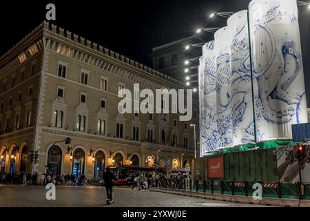 Rom, . Dezember 2024. 12/17/2024 Rom. Konstellationen von Rom, sagt der Titel der monumentalen Intervention, die Pietro Ruffo auf den zehn Silos unterzeichnet hat, die auf der Piazza Venezia die Baustelle der U-Bahn-Archäologie signalisieren. PS: Das Foto kann unter Berücksichtigung des Kontextes, in dem es aufgenommen wurde, verwendet werden, ohne dass die Verleumdung der vertretenen Personen diffamiert wird. Quelle: Unabhängige Fotoagentur/Alamy Live News Stockfoto