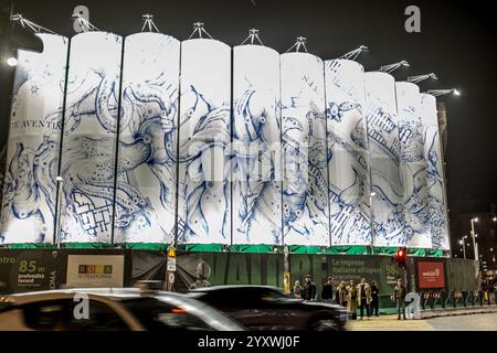 Rom, . Dezember 2024. 12/17/2024 Rom. Konstellationen von Rom, sagt der Titel der monumentalen Intervention, die Pietro Ruffo auf den zehn Silos unterzeichnet hat, die auf der Piazza Venezia die Baustelle der U-Bahn-Archäologie signalisieren. PS: Das Foto kann unter Berücksichtigung des Kontextes, in dem es aufgenommen wurde, verwendet werden, ohne dass die Verleumdung der vertretenen Personen diffamiert wird. Quelle: Unabhängige Fotoagentur/Alamy Live News Stockfoto