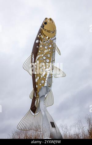 Die weltweit größte Skulptur der braunen Forelle, „die braune Forelle“ des Künstlers Ivan Iler, Baldwin, Michigan, USA [keine Veröffentlichung; nur redaktionelle Lizenzierung] Stockfoto