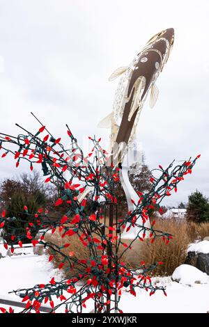 Die weltweit größte Skulptur der braunen Forelle, „die braune Forelle“ des Künstlers Ivan Iler, Baldwin, Michigan, USA [keine Veröffentlichung; nur redaktionelle Lizenzierung] Stockfoto