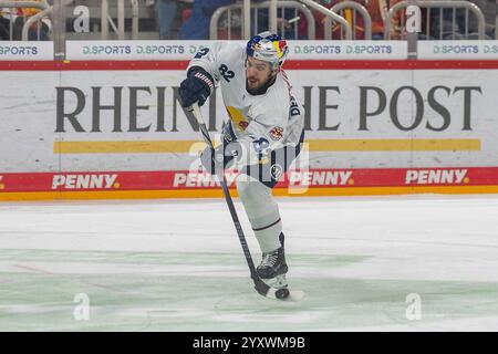 15.12.2024, Eishockey: Penny DEL, Saison 2024/2025, 26. Spieltag, Duesseldorfer EG - EHC Red Bull Muenchen im PSD Bank Dome in Düsseldorf. Chris DeSousa (EHC Red Bull Muenchen, #82) zieht ab. Foto: Kirchner-Media/TH Stockfoto