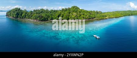 Als Teil des Korallendreiecks ist die malerische Insel Bangka nördlich von Sulawesi in Indonesien von gesunden Korallenriffen und Mangroven gesäumt. Stockfoto