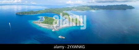 Als Teil des Korallendreiecks ist die malerische Insel Bangka nördlich von Sulawesi in Indonesien von gesunden Korallenriffen und Mangroven gesäumt. Stockfoto