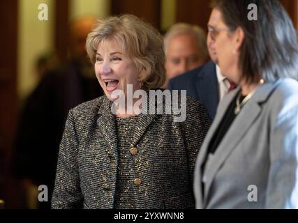 Austin, Texas, USA. 17. Dezember 2024. Die texanische Außenministerin JANE NELSON überwacht die Stimmenauszählung, während 40 texanische Präsidentschaftswahlberechtigte am 17. Dezember 2024 in Austin zusammentreten, um die Stimmen des Texas Electoral College zu bestätigen. Sowohl Donald Trump (nicht gezeigt) als auch J.D. Vance erhielten einstimmig Stimmen. Quelle: Bob Daemmrich/Alamy Live News Stockfoto