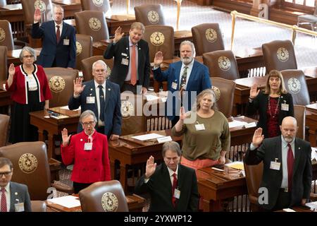 Austin, Texas, USA. 17. Dezember 2024. Die texanischen Wähler leisten am 17. Dezember 2024 den Eid des Amtes, als sich 40 texanische Präsidentschaftswahlleute in Austin treffen, um die Stimmen des Texas Electoral College zu bestätigen. Sowohl Donald Trump (nicht gezeigt) als auch J.D. Vance erhielten einstimmig Stimmen. Quelle: Bob Daemmrich/Alamy Live News Stockfoto