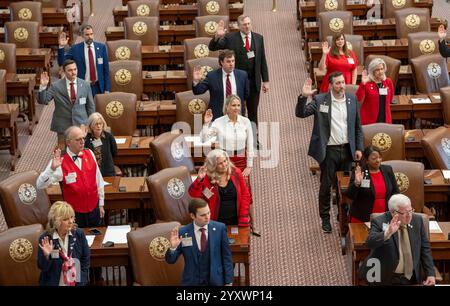 Austin, Texas, USA. 17. Dezember 2024. Die texanischen Wähler leisten am 17. Dezember 2024 den Eid des Amtes, als sich 40 texanische Präsidentschaftswahlleute in Austin treffen, um die Stimmen des Texas Electoral College zu bestätigen. Sowohl Donald Trump (nicht gezeigt) als auch J.D. Vance erhielten einstimmig Stimmen. Quelle: Bob Daemmrich/Alamy Live News Stockfoto
