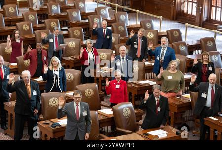Austin, Texas, USA. 17. Dezember 2024. Die texanischen Wähler leisten am 17. Dezember 2024 den Eid des Amtes, als sich 40 texanische Präsidentschaftswahlleute in Austin treffen, um die Stimmen des Texas Electoral College zu bestätigen. Sowohl Donald Trump (nicht gezeigt) als auch J.D. Vance erhielten einstimmig Stimmen. Quelle: Bob Daemmrich/Alamy Live News Stockfoto