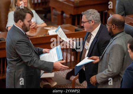Austin, Texas, USA. 17. Dezember 2024. Beamte des Texas Secretary of State erhalten die Bescheinigungen, wenn 40 texanische Präsidentschaftswahlleute am 17. Dezember 2024 in Austin zusammentreffen, um die Stimmen des Texas’ Electoral College zu bestätigen. Sowohl Donald Trump (nicht gezeigt) als auch J.D. Vance erhielten einstimmig Stimmen. Quelle: Bob Daemmrich/Alamy Live News Stockfoto