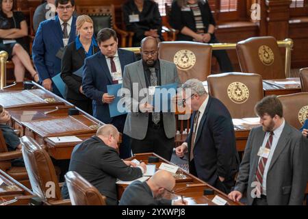 Austin, Texas, USA. 17. Dezember 2024. Beamte des Texas Secretary of State stellen sich an, um die Stimmen zu zählen, während 40 texanische Präsidentschaftswahlleute am 17. Dezember 2024 in Austin zusammentreffen, um die Stimmen des Texas’ Electoral College zu bestätigen. Quelle: Bob Daemmrich/Alamy Live News Stockfoto