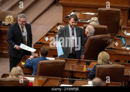 Austin, Texas, USA. 17. Dezember 2024. Der texanische Staatssekretär sammelt Zeugnisse, wenn sich 40 texanische Präsidentschaftswahlen am 17. Dezember 2024 in Austin treffen, um die Stimmen des Texas Electoral College zu bestätigen. Sowohl Donald Trump (nicht gezeigt) als auch J.D. Vance erhielten einstimmig Stimmen. Quelle: Bob Daemmrich/Alamy Live News Stockfoto