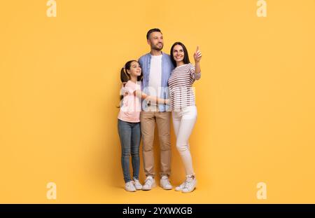 Die kaukasische Familie genießt schöne Zeit zusammen mit Liebe und Zuneigung Stockfoto
