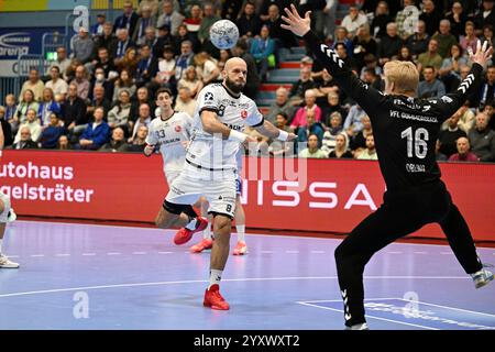 Gummersbach, Deutschland. Dezember 2024. Adrian Sipos (MT Melsungen, #8) gegen Bertram Obling (VfL Gummersbach, #16) VfL Gummersbach gegen MT Melsungen, Handball, Daikin 1. Bundesliga, 15. Spieltag, Spielzeit 2024-2025, Schwalbe Arena Gummersbach, 16.12.2024 Foto: Eibner-Pressefoto/Jürgen Augst Credit: dpa/Alamy Live News Stockfoto