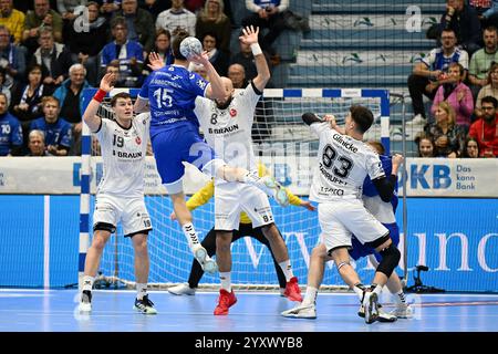 Gummersbach, Deutschland. Dezember 2024. Miro Schluroff (VfL Gummersbach 15) gegen Adrian Sipos (MT Melsungen, #8) und Oern Elvar Jonsson (MT Melsungen, #19) VfL Gummersbach vs. MT Melsungen, Handball, Daikin 1. Bundesliga, 15. Spieltag, Spielzeit 2024-2025, Schwalbe Arena Gummersbach, 16.12.2024 Foto: Eibner-Pressefoto/Jürgen Augst Credit: dpa/Alamy Live News Stockfoto