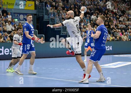 Gummersbach, Deutschland. Dezember 2024. Adrian Sipos (MT Melsungen, #8) gegen Kristjan Horzen (VfL Gummersbach 27) VfL Gummersbach vs. MT Melsungen, Handball, Daikin 1. Bundesliga, 15. Spieltag, Spielzeit 2024-2025, Schwalbe Arena Gummersbach, 16.12.2024 Foto: Eibner-Pressefoto/Jürgen Augst Credit: dpa/Alamy Live News Stockfoto