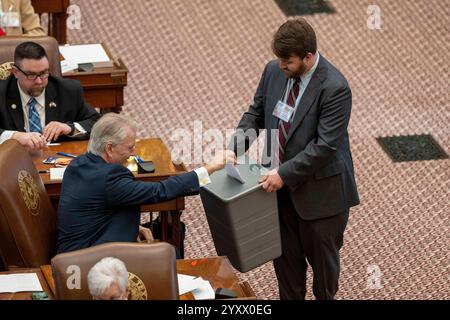 Austin, Tx, USA. Dezember 2024. Der WAHLPRÄSIDENT JAMES DICKEY gibt seine Stimme ab, als 40 texanische Präsidentschaftswahlleute am 17. Dezember 2024 in Austin zusammentreffen, um die Stimmen des Texas Electoral College zu bestätigen. Sowohl Donald Trump (nicht gezeigt) als auch J.D. Vance erhielten einstimmig Stimmen. (Kreditbild: © Bob Daemmrich/ZUMA Press Wire) NUR REDAKTIONELLE VERWENDUNG! Nicht für kommerzielle ZWECKE! Quelle: ZUMA Press, Inc./Alamy Live News Stockfoto