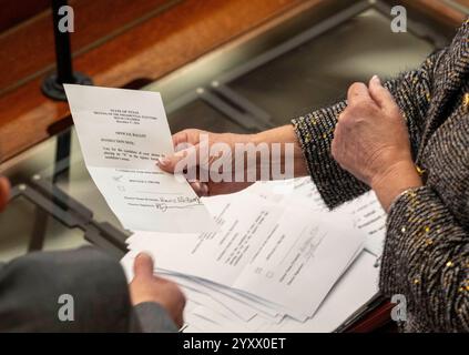 Austin, Tx, USA. Dezember 2024. Die texanische Außenministerin JANE NELSON zählt die Stimmen, als 40 texanische Präsidentschaftswahlleute am 17. Dezember 2024 in Austin zusammentreffen, um die Stimmen des Texas’ Electoral College zu bestätigen. Sowohl Donald Trump (nicht gezeigt) als auch J.D. Vance erhielten einstimmig Stimmen. (Kreditbild: © Bob Daemmrich/ZUMA Press Wire) NUR REDAKTIONELLE VERWENDUNG! Nicht für kommerzielle ZWECKE! Quelle: ZUMA Press, Inc./Alamy Live News Stockfoto