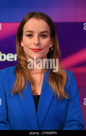 Journalistin Ann-Kathrin Hipp zu Gast in der ARD Talkshow Maischberger *** Journalistin Ann Kathrin Hipp als Gast in der ARD Talkshow Maischberger Stockfoto