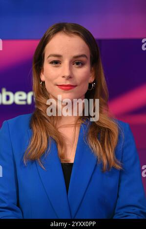 Journalistin Ann-Kathrin Hipp zu Gast in der ARD Talkshow Maischberger *** Journalistin Ann Kathrin Hipp als Gast in der ARD Talkshow Maischberger Stockfoto