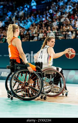 PARIS, FRANKREICH 02. September - Rollstuhlbasketball Deutschland - Niederlande Damen, Paris 2024 Paralympics am 02.09.2024 in der Bercy Arena in Paris Frankreich. Maya Lindholm (Deutschland, 11) am Ball Stockfoto