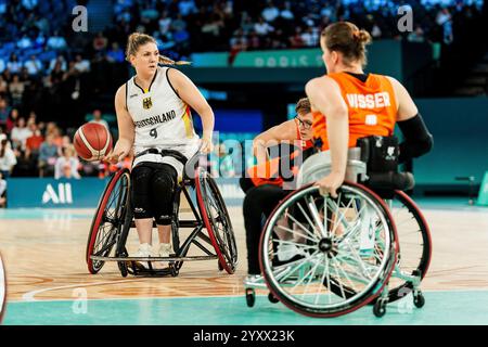 PARIS, FRANKREICH 02. September - Rollstuhlbasketball Deutschland - Niederlande Damen, Paris 2024 Paralympics am 02.09.2024 in der Bercy Arena in Paris Frankreich. Amanda Fanariotis (Deutschland, 9) am Ball Stockfoto