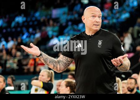 PARIS, FRANKREICH 02. September - Rollstuhlbasketball Deutschland - Niederlande Damen, Paris 2024 Paralympics am 02.09.2024 in der Bercy Arena in Paris Frankreich. Dirk Passiwan (Trainer Deutschland) gestikuliert Stockfoto