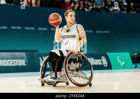 PARIS, FRANKREICH 02. September - Rollstuhlbasketball Deutschland - Niederlande Damen, Paris 2024 Paralympics am 02.09.2024 in der Bercy Arena in Paris Frankreich. Maya Lindholm (Deutschland, 11) am Ball Stockfoto