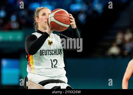 PARIS, FRANKREICH 02. September - Rollstuhlbasketball Deutschland - Niederlande Damen, Paris 2024 Paralympics am 02.09.2024 in der Bercy Arena in Paris Frankreich. Nathalie Passiwan (Deutschland, 12) an der Freiwurflinie Stockfoto