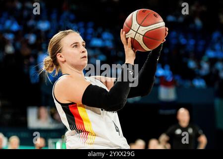 PARIS, FRANKREICH 02. September - Rollstuhlbasketball Deutschland - Niederlande Damen, Paris 2024 Paralympics am 02.09.2024 in der Bercy Arena in Paris Frankreich. Mareike Miller (Deutschland, 4) am Ball Stockfoto