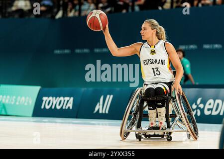 PARIS, FRANKREICH 02. September - Rollstuhlbasketball Deutschland - Niederlande Damen, Paris 2024 Paralympics am 02.09.2024 in der Bercy Arena in Paris Frankreich. Svenja Mayer (Deutschland, 13) am Ball Stockfoto