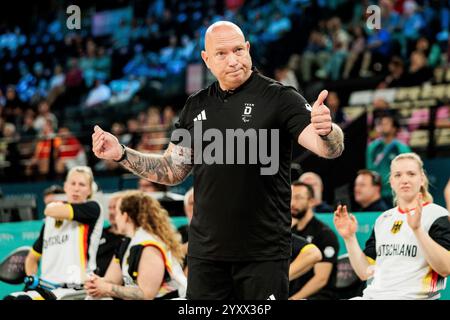 PARIS, FRANKREICH 02. September - Rollstuhlbasketball Deutschland - Niederlande Damen, Paris 2024 Paralympics am 02.09.2024 in der Bercy Arena in Paris Frankreich. Dirk Passiwan (Trainer Deutschland) gestikuliert Stockfoto