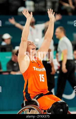 PARIS, FRANKREICH 02. September - Rollstuhlbasketball Deutschland - Niederlande Damen, Paris 2024 Paralympics am 02.09.2024 in der Bercy Arena in Paris Frankreich. Mariska Beijer (Niederlande, 15) winkt Stockfoto