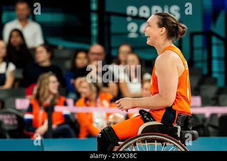 PARIS, FRANKREICH 02. September - Rollstuhlbasketball Deutschland - Niederlande Damen, Paris 2024 Paralympics am 02.09.2024 in der Bercy Arena in Paris Frankreich. Mariska Beijer (Niederlande, 15) lachend Stockfoto