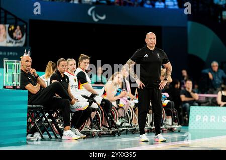 PARIS, FRANKREICH 02. September - Rollstuhlbasketball Deutschland - Niederlande Damen, Paris 2024 Paralympics am 02.09.2024 in der Bercy Arena in Paris Frankreich. Dirk Passiwan (Trainer Deutschland) Stockfoto