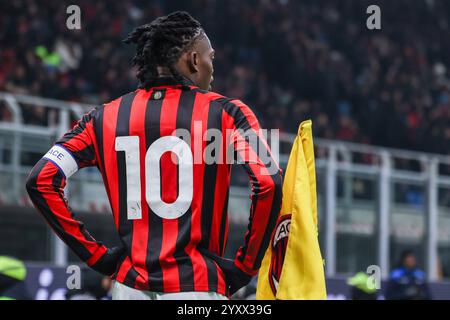 Mailand, Italien. Dezember 2024. Rafael Leao vom AC Milan wurde 2024/25 während des Fußballspiels der Serie A zwischen dem AC Mailand und Genua CFC im San Siro Stadion gesehen. Credit: dpa/Alamy Live News Stockfoto