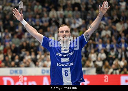 Gummersbach, Deutschland. Dezember 2024. Lukas Blohme (VfL Gummersbach, #8) jubelt VfL Gummersbach gegen MT Melsungen, Handball, Daikin 1. Bundesliga, 15. Spieltag, Spielzeit 2024-2025, 16.12.2024 Foto: Eibner-Pressefoto/Jürgen Augst Credit: dpa/Alamy Live News Stockfoto