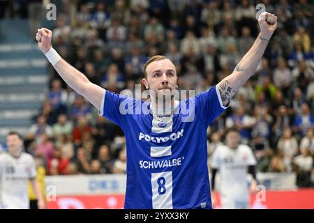 Gummersbach, Deutschland. Dezember 2024. Lukas Blohme (VfL Gummersbach, #8) jubelt VfL Gummersbach gegen MT Melsungen, Handball, Daikin 1. Bundesliga, 15. Spieltag, Spielzeit 2024-2025, 16.12.2024 Foto: Eibner-Pressefoto/Jürgen Augst Credit: dpa/Alamy Live News Stockfoto