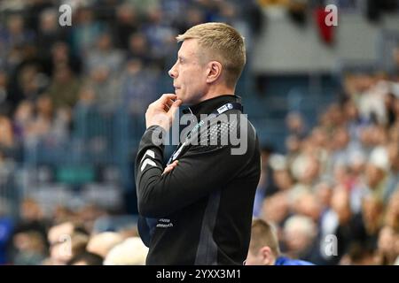 Gummersbach, Deutschland. Dezember 2024. Gudjon Valur Sigurdsson (VfL Gummersbach, Trainer) nachdenklich VfL Gummersbach vs. MT Melsungen, Handball, Daikin 1. Bundesliga, 15. Spieltag, Spielzeit 2024-2025, 16.12.2024 Foto: Eibner-Pressefoto/Jürgen Augst Credit: dpa/Alamy Live News Stockfoto