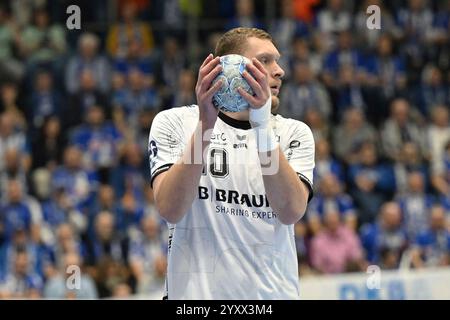 Gummersbach, Deutschland. Dezember 2024. Solofoto Dainis Kristopans (MT Melsungen, #10) VfL Gummersbach vs. MT Melsungen, Handball, Daikin 1. Bundesliga, 15. Spieltag, Spielzeit 2024-2025, 16.12.2024 Foto: Eibner-Pressefoto/Jürgen Augst Credit: dpa/Alamy Live News Stockfoto