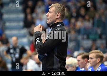 Gummersbach, Deutschland. Dezember 2024. Solobild Gudjon Valur Sigurdsson (VfL Gummersbach, Trainer) VfL Gummersbach vs. MT Melsungen, Handball, Daikin 1. Bundesliga, 15. Spieltag, Spielzeit 2024-2025, 16.12.2024 Foto: Eibner-Pressefoto/Jürgen Augst Credit: dpa/Alamy Live News Stockfoto