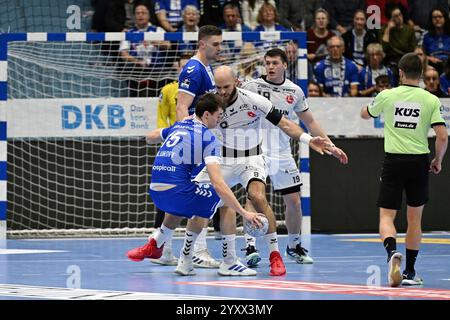 Gummersbach, Deutschland. Dezember 2024. Miro Schluroff (VfL Gummersbach, #15) gegen Adrian Sipos (MT Melsungen, #8) VfL Gummersbach gegen MT Melsungen, Handball, Daikin 1. Bundesliga, 15. Spieltag, Spielzeit 2024-2025, 16.12.2024 Foto: Eibner-Pressefoto/Jürgen Augst Credit: dpa/Alamy Live News Stockfoto