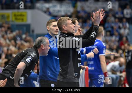 Gummersbach, Deutschland. Dezember 2024. Gudjon Valur Sigurdsson (VfL Gummersbach, Trainer) applaudiert VfL Gummersbach gegen MT Melsungen, Handball, Daikin 1. Bundesliga, 15. Spieltag, Spielzeit 2024-2025, 16.12.2024 Foto: Eibner-Pressefoto/Jürgen Augst Credit: dpa/Alamy Live News Stockfoto